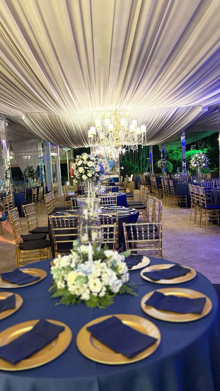 Decoração de mesa azul e dourada para festa de 15 anos