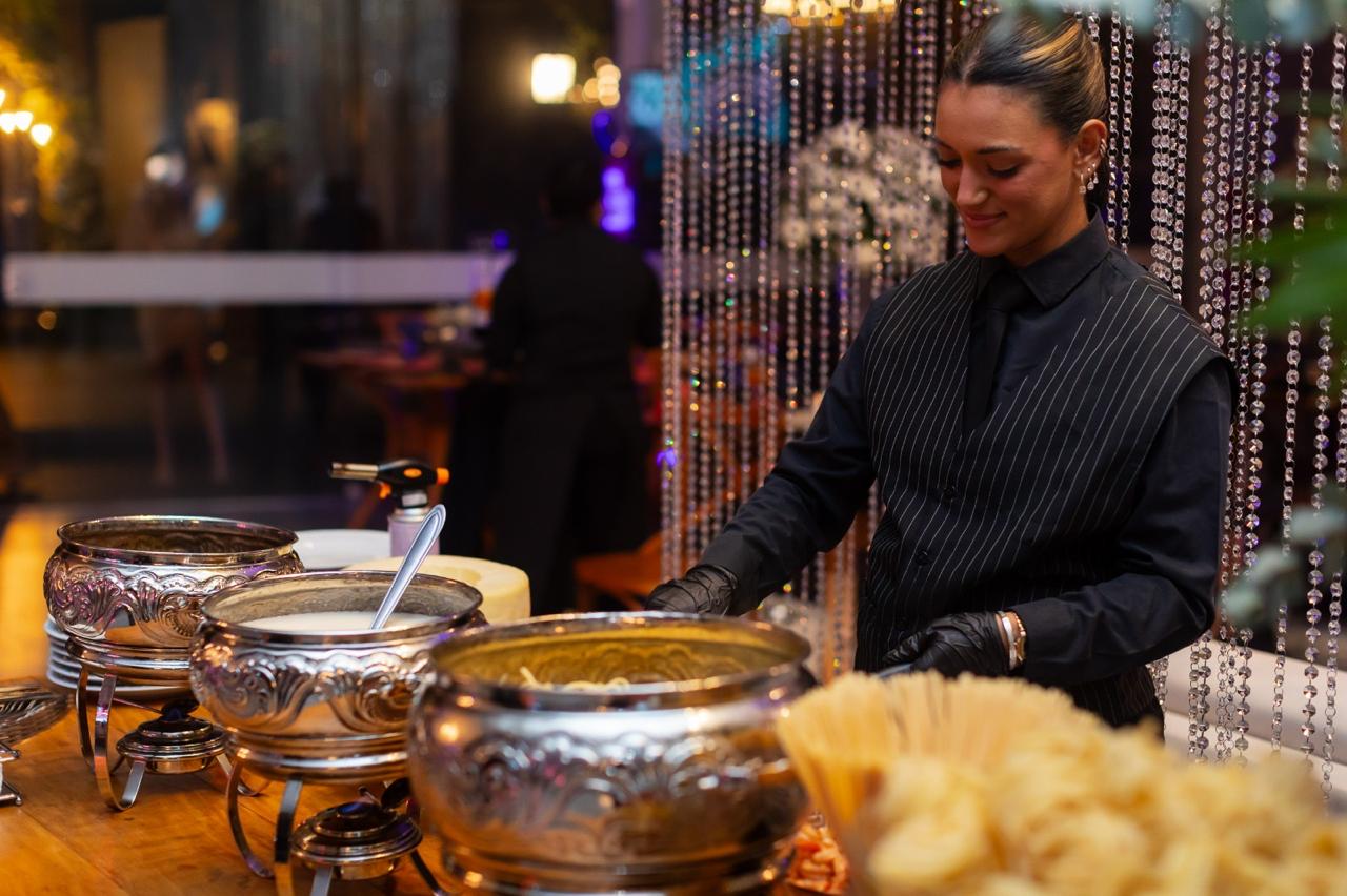Rechauds de prata e talheres elegantes no buffet de almoço