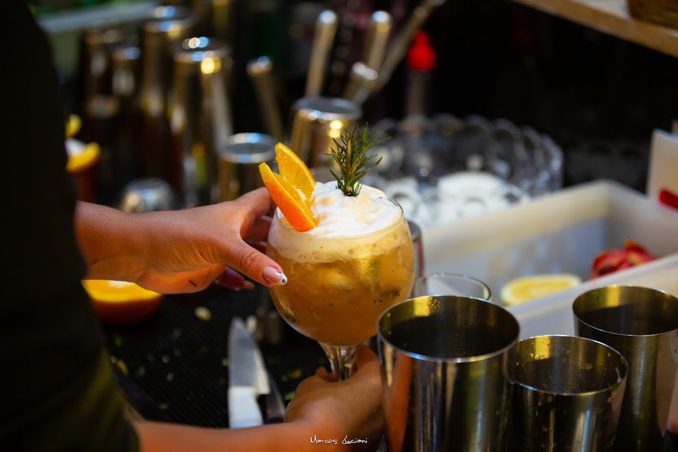 Drink autoral preparado no bar do evento