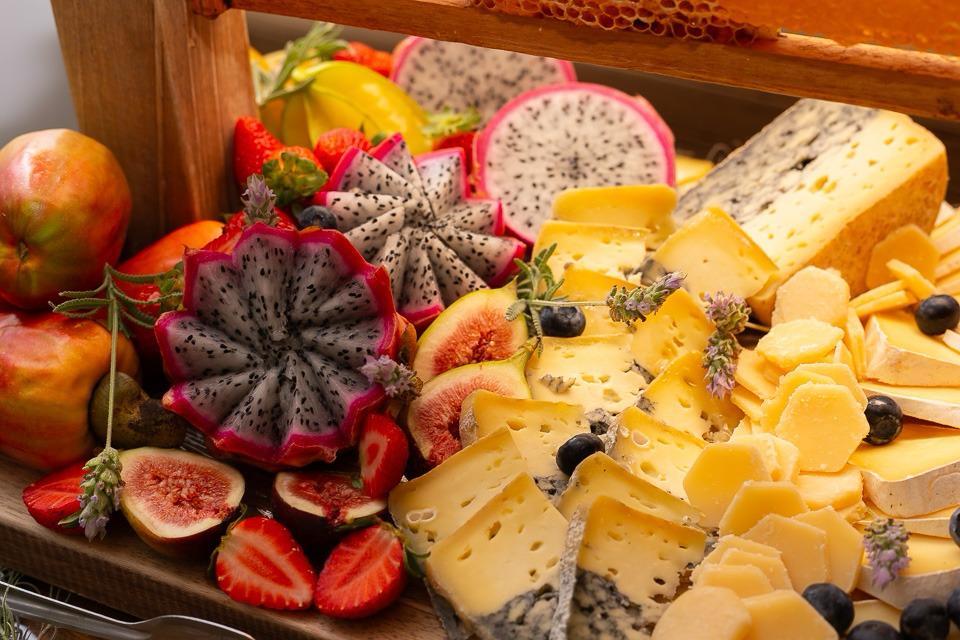 Tábua de queijos e frutas