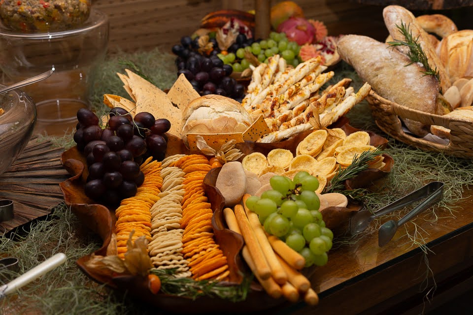 Tábua de pães, frios, queijos e frutas