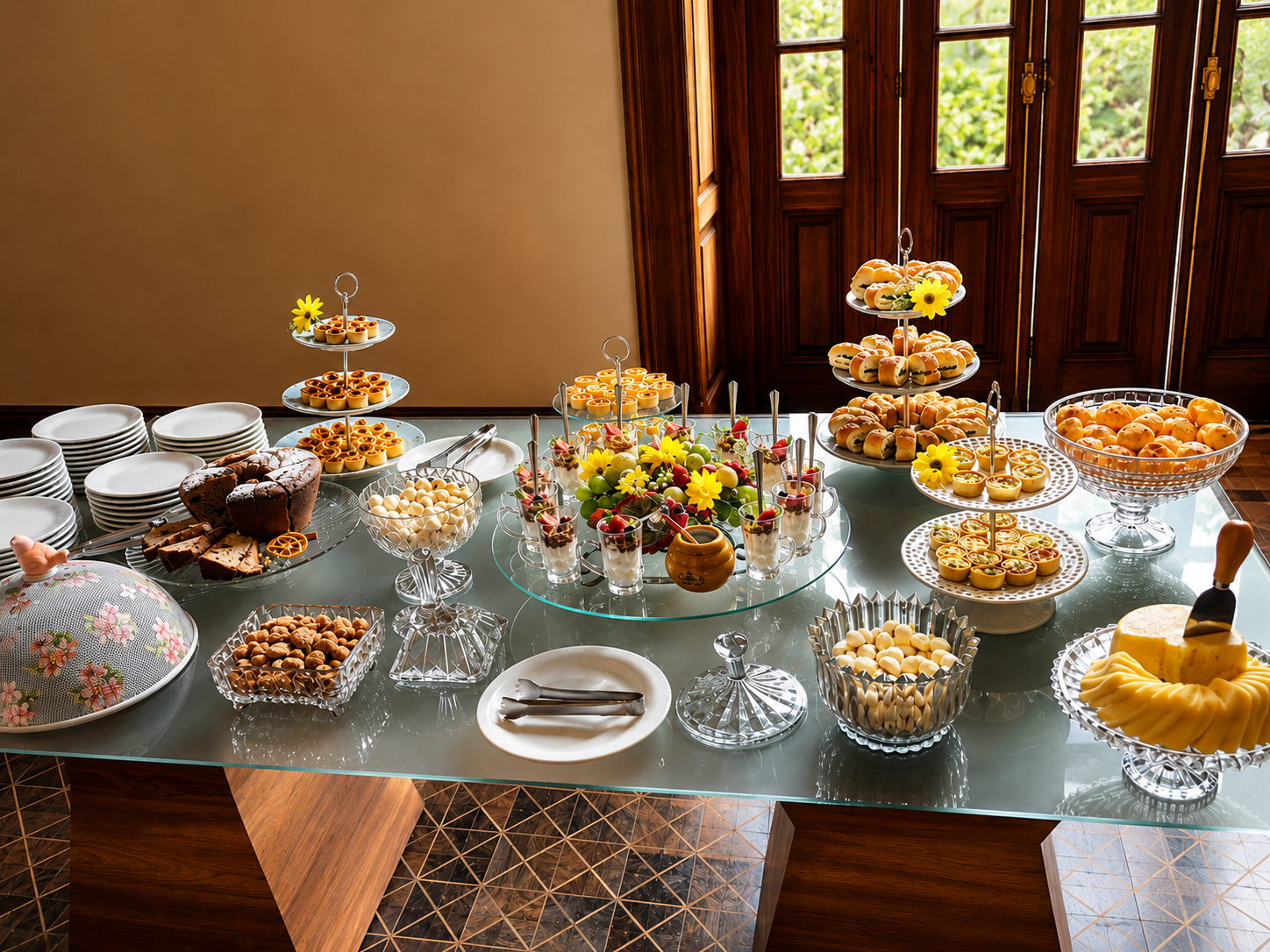 Mesa de coffee break com mini quiches, pães e frutas