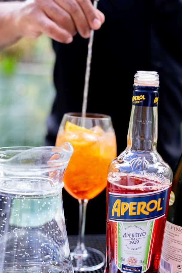 Aperol Spritz sendo preparado