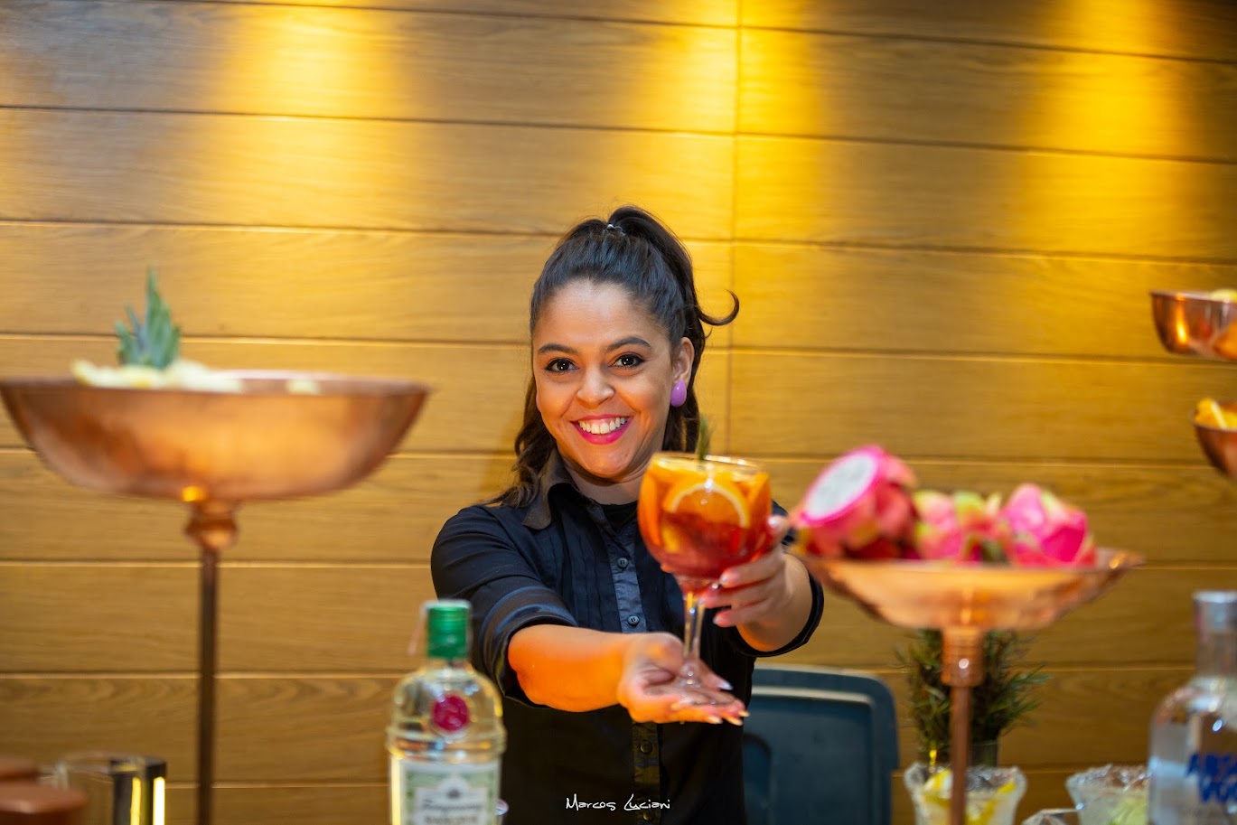Bartender servindo coquetel com frutas