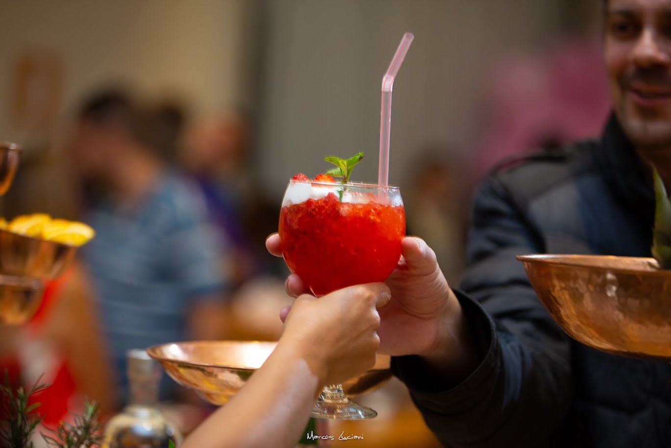 Caipirinha de morango com hortelã