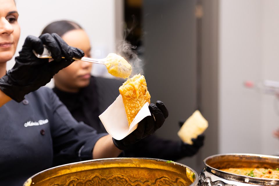 Equipe finalizando salgados na cozinha