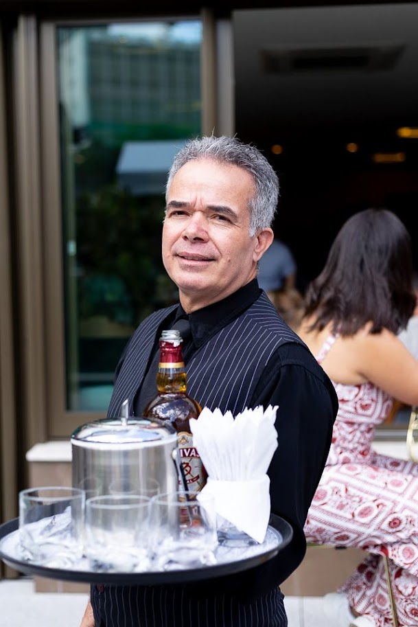 Garçom servindo bebidas em bandeja