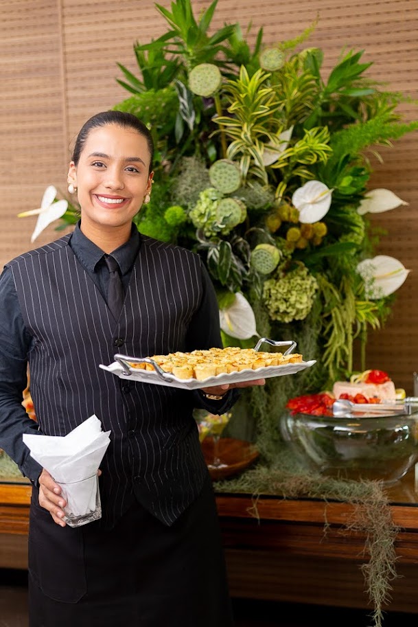 Garçonete servindo canapés