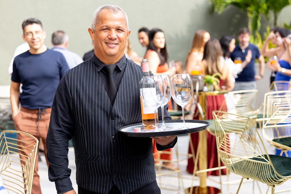 Garçom servindo vinho em evento