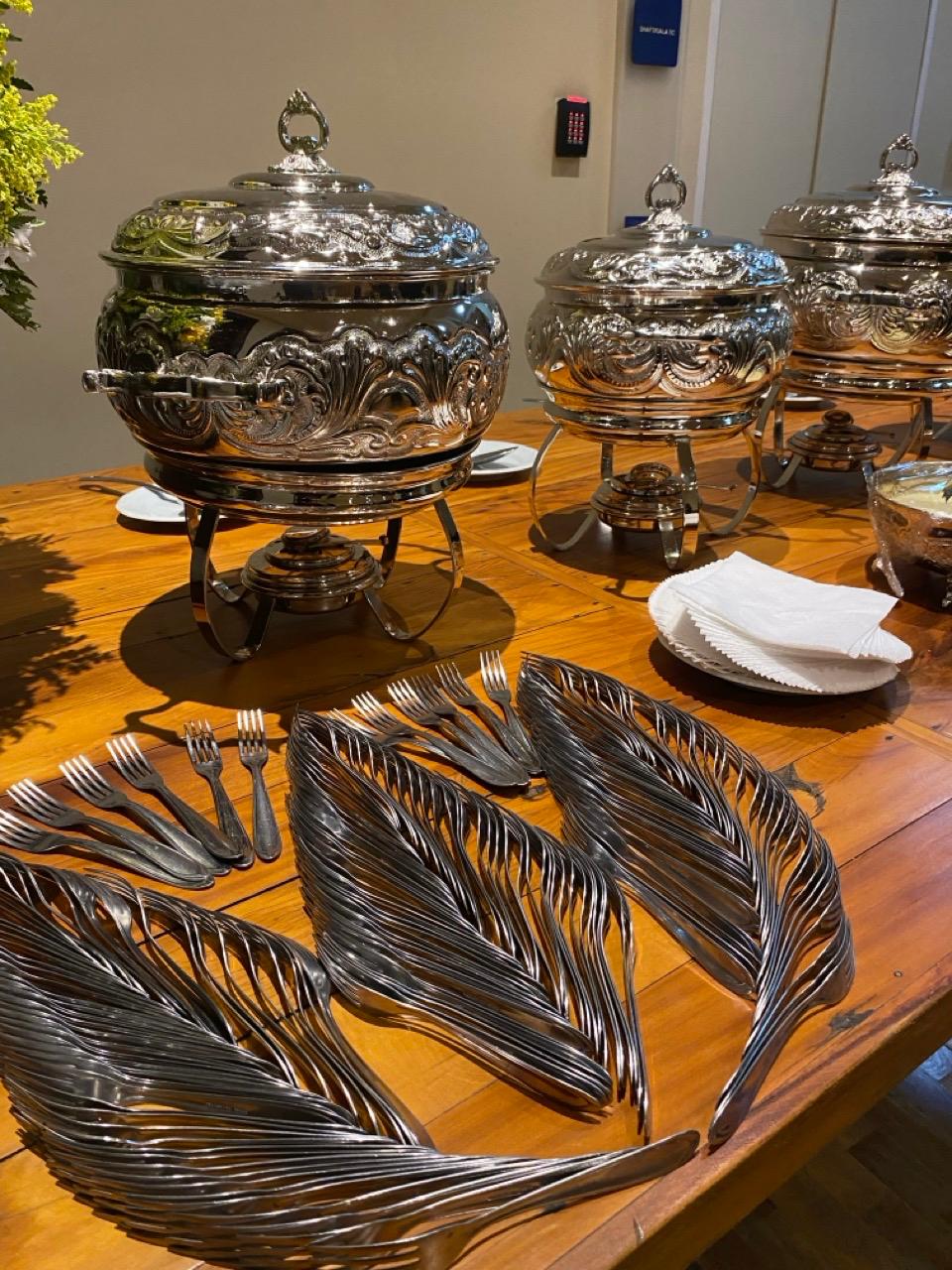 Garçonete servindo em evento de formatura com decoração elegante